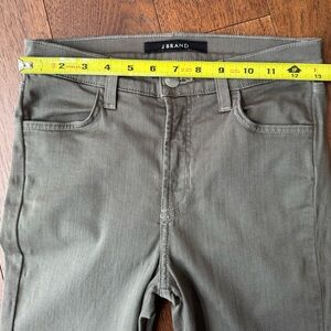 J brand high rise Maria skinny jeans in olive green color. Never worn. Size 25